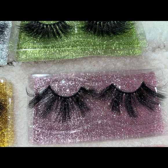 I’m selling lashes comes with candy and a spoolie and tweezers - Picture 13 of 13